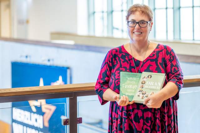 Tanja Gruber mit ihren Büchern