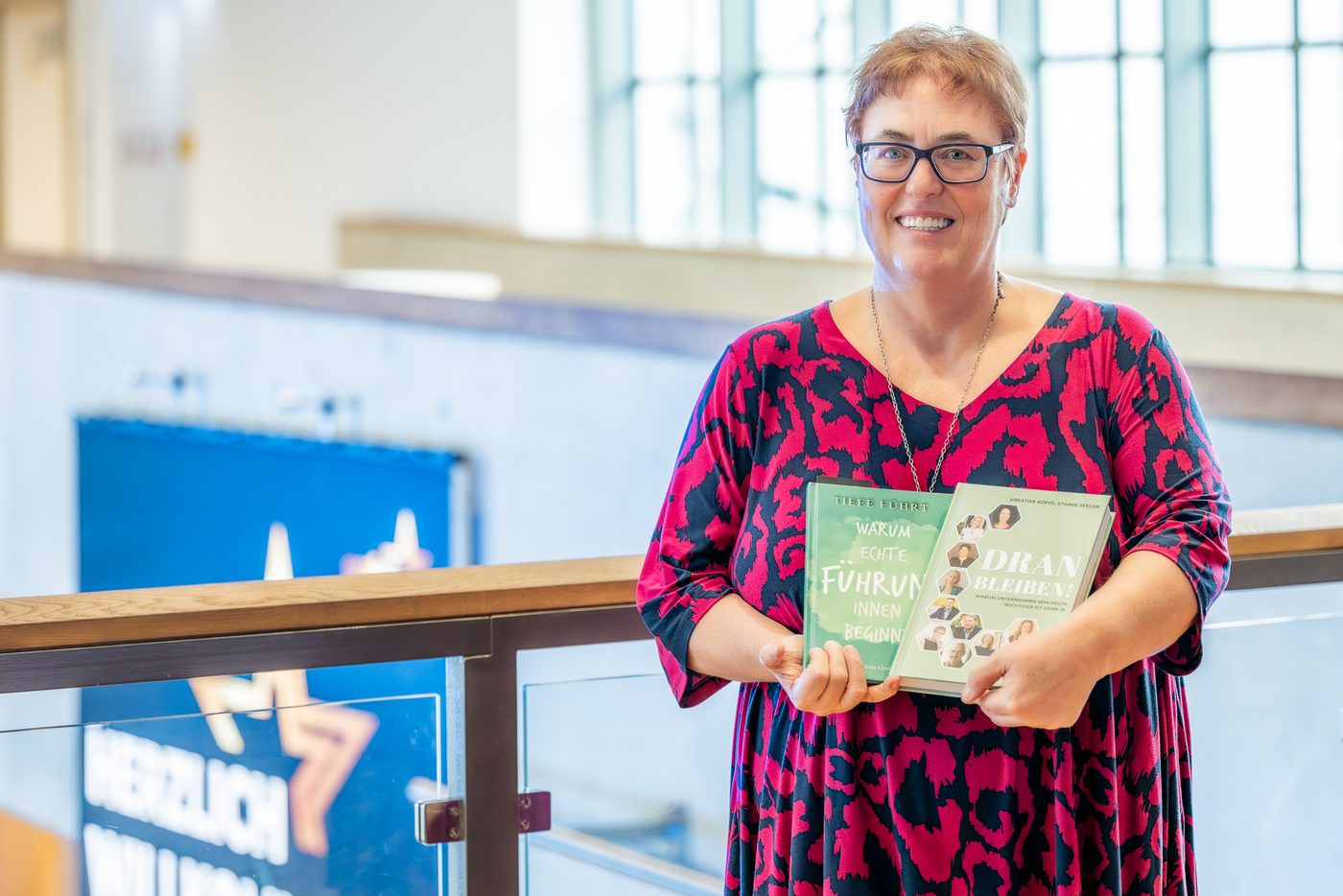 Tanja Gruber mit ihren Büchern